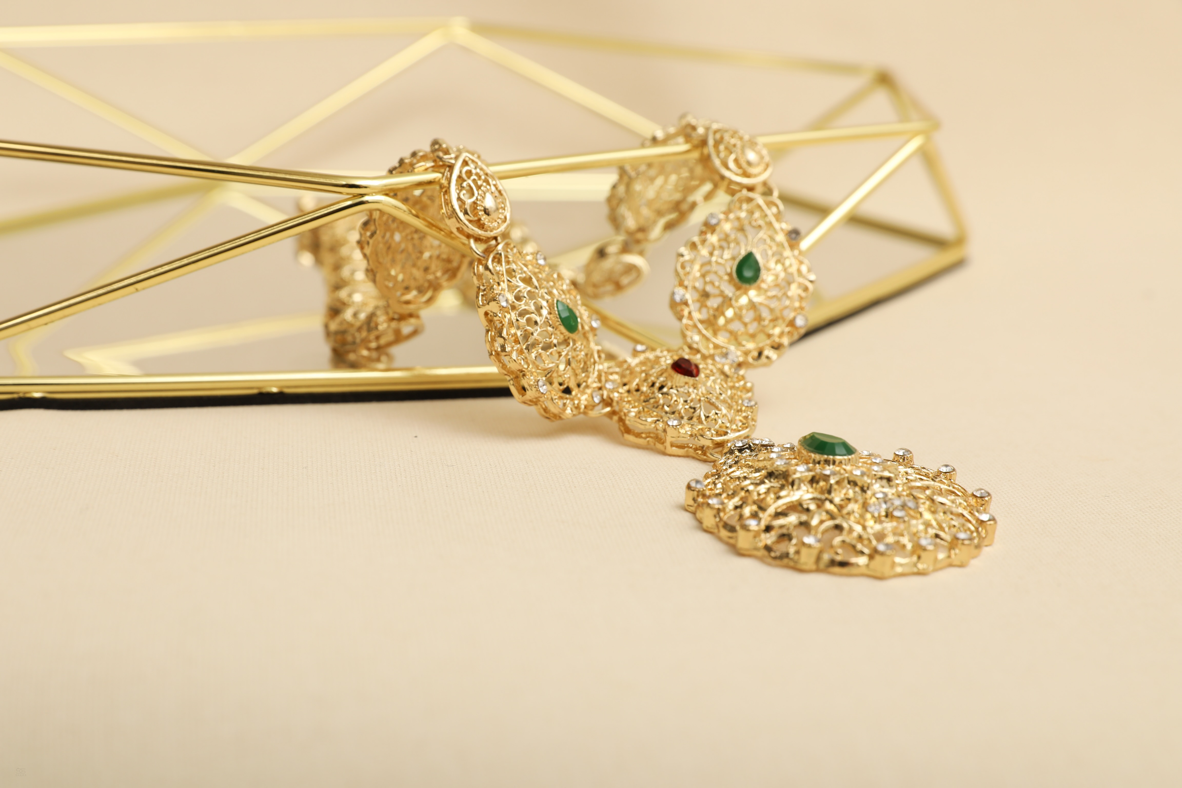 Traditional Moroccan jewellery set, with emerald and ruby stones